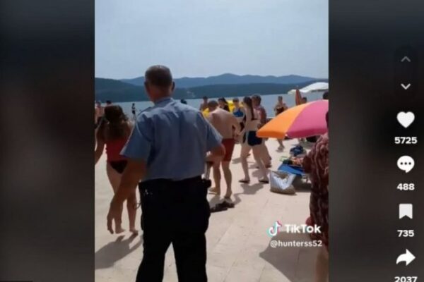 LUDILO U NEUMU! PLESALI KOLO NA PLAŽI: A onda je stigao policajac i pokvario zabavu (VIDEO)