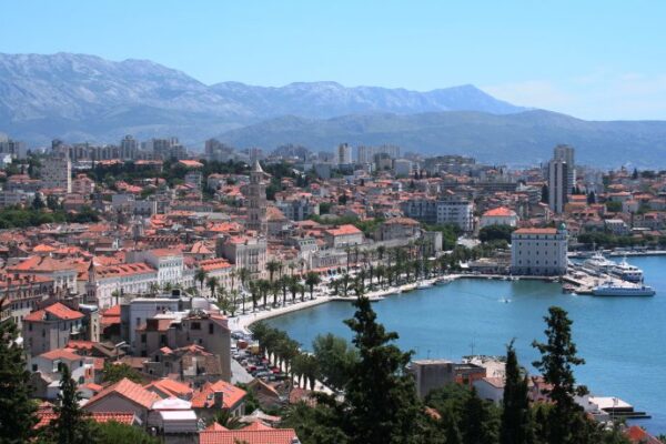 BIBLIJSKA POŠAST ZAHVATILA SPLIT I OMIŠ: ‘Ogromni su, ne možeš ući u zgradu koliko ih je, ulaze nam i u auta! (FOTO)