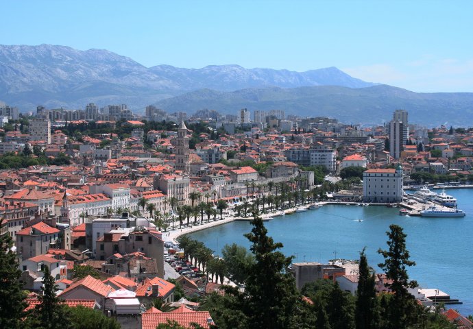 BIBLIJSKA POŠAST ZAHVATILA SPLIT I OMIŠ: ‘Ogromni su, ne možeš ući u zgradu koliko ih je, ulaze nam i u auta! (FOTO)