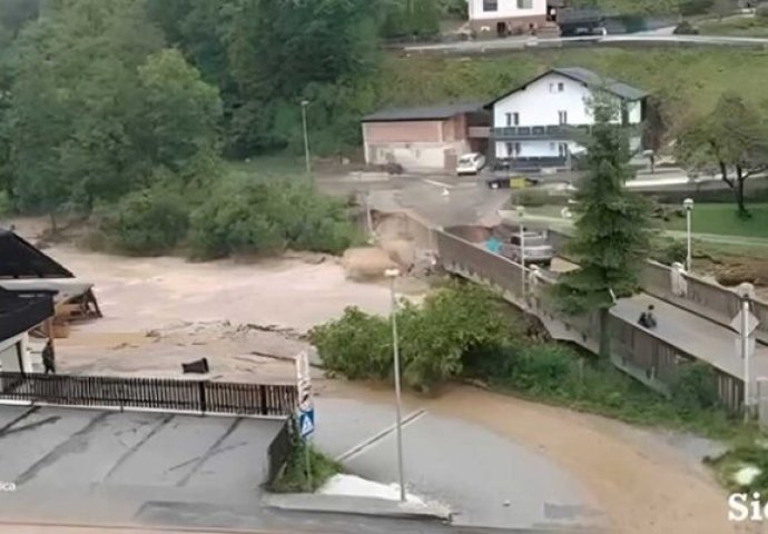 DRAMATIČNI SNIMAK: Most u Sloveniji se urušio, auto stao u zadnji tren