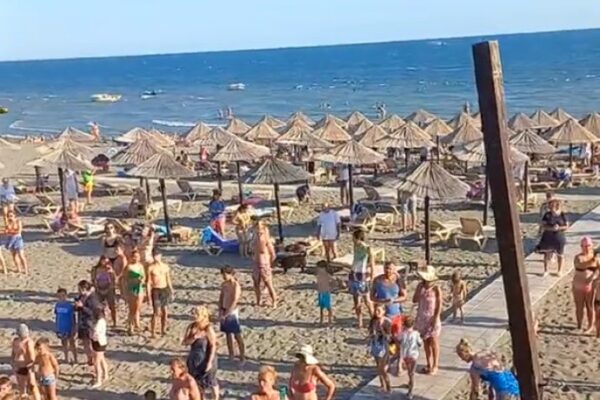 KAO DA SMO U PROŠLOSTI, A NE U SADAŠNJOSTI: Puštena pjesma na kraju radnog dana zbog koje su svi mirno stajali kao ukopani, NESVAKIDAŠNJA SCENA NA PLAŽI U ULCINJU (VIDEO)