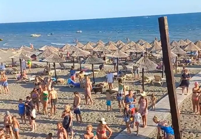 KAO DA SMO U PROŠLOSTI, A NE U SADAŠNJOSTI: Puštena pjesma na kraju radnog dana zbog koje su svi mirno stajali kao ukopani, NESVAKIDAŠNJA SCENA NA PLAŽI U ULCINJU (VIDEO)