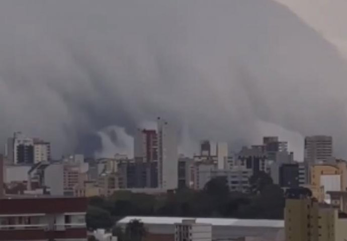 UŽASAVAJUĆI CRNI OBLAK GUTA CIJELI GRAD: Pojavljuje se prije oluje i najavljuje vremenski ARMAGEDON (VIDEO)