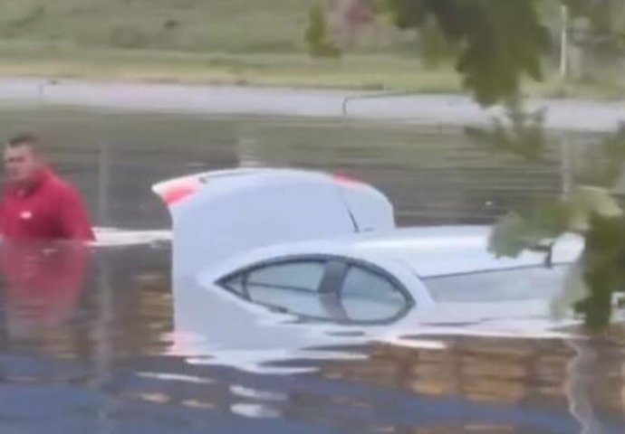 OVAKO NEŠTO NA NAŠIM PROSTORIMA JOŠ NIJE VIĐENO, AUTO POTPUNO POTOPLJEN: Apokaliptični snimci u Novom Sadu, čovjek samo što se NE UHVATI ZA GLAVU (VIDEO)