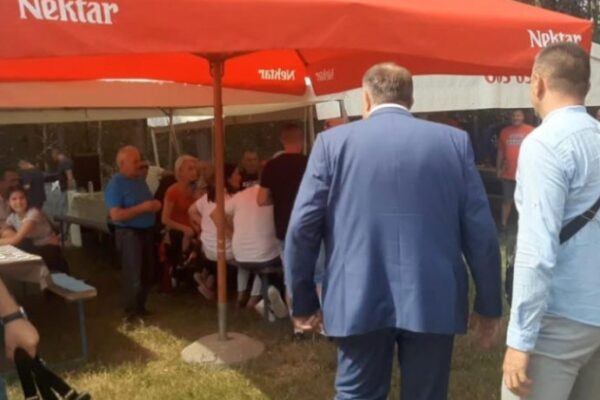 DODIK JAVNO PONIŽEN: UZ NEGODOVANJE, ZVIŽDUKE I POVIKE “UAAA” PREDSJEDNIK RS-A IZVIŽDAN KOD ZVORNIKA: Pogledajte njegovu reakciju (VIDEO)