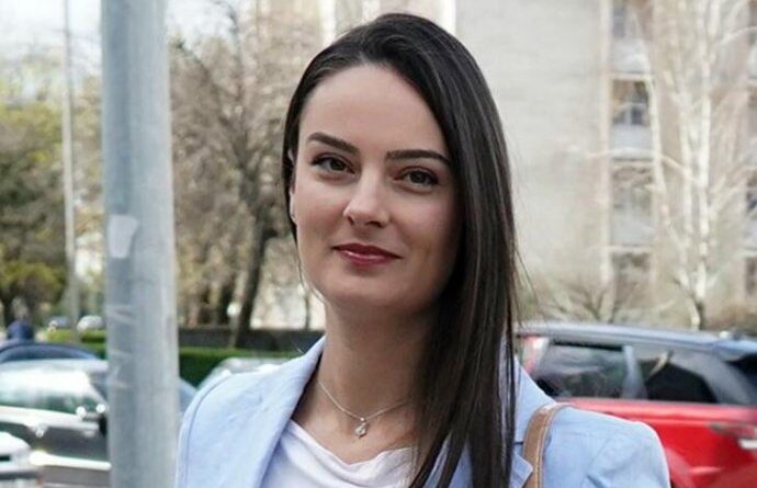 ŽENA JAKOVA MILATOVIĆA GDJE GOD SE POJAVI ZASJENI SVE LJEPOTOM: Na sebi ništa nije operisala, ne šminka se, a OVO UVIJEK NOSI