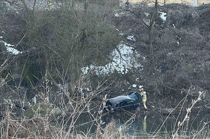 Teška nesreća: Auto sletjelo u korito rijeke, ima povrijeđenih